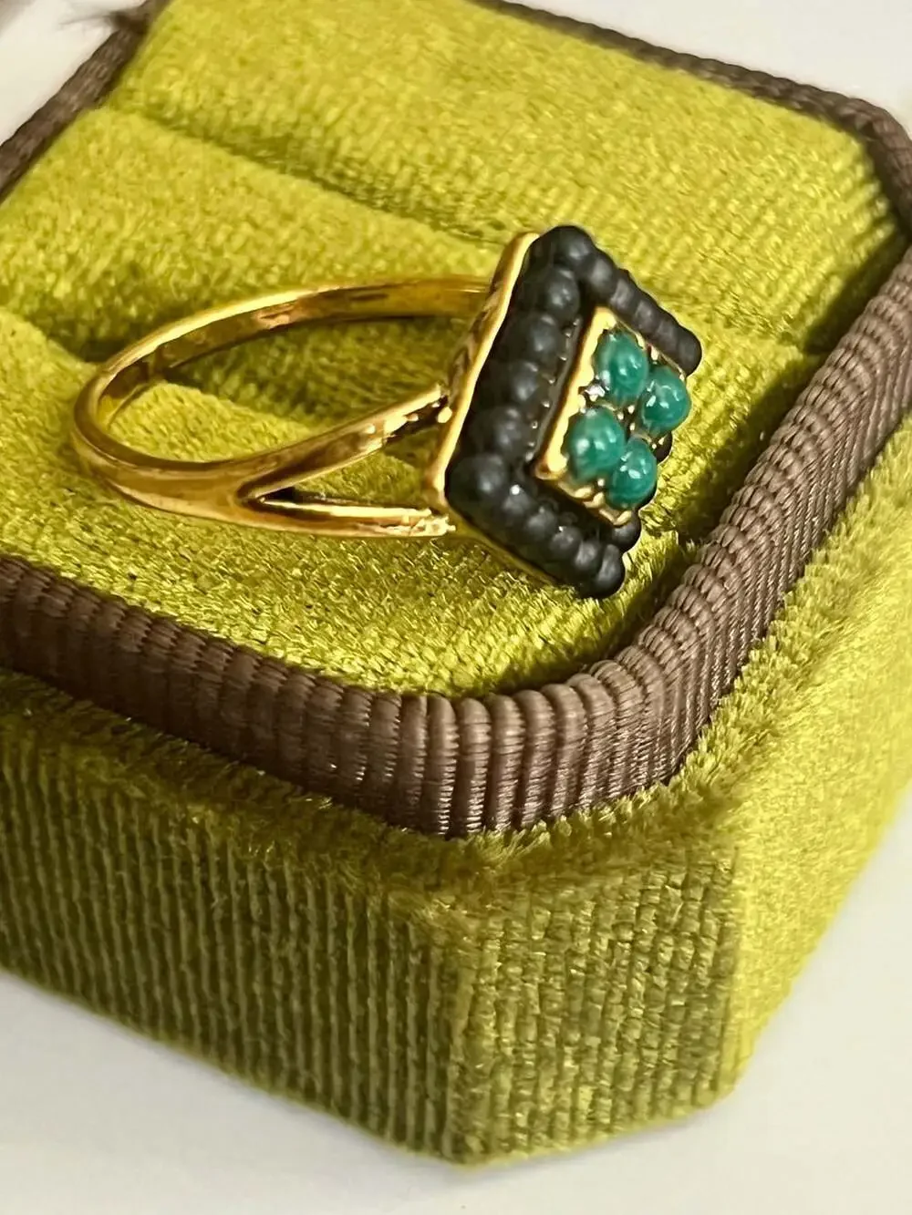 Vintage Gold Emerald and Black Bead Ring Size 8